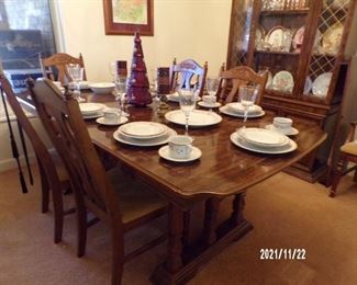 nice dining table w/6 chars