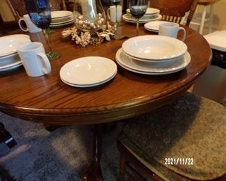 round oak dining table w/6 pressed back chairs