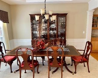 Baker Mahogany Georgian Style Double Pedestal Dining Table & Chairs
