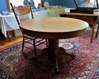 Oak round pedestal table with 4 leather tooled chairs