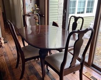 Ethan Allen, Queen Anne Style, Dining Table and 4 chairs. Comes with two leaves.