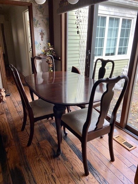 Ethan Allen, Queen Anne Style, Dining Table and 4 chairs. Comes with two leaves.