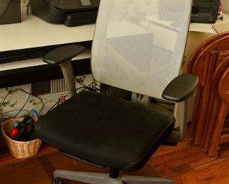 Ergonomic desk chair