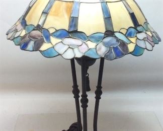 TIFFANY STYLE STAIN GLASS TABLE LAMP