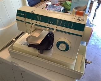 Singer sewing machine works great