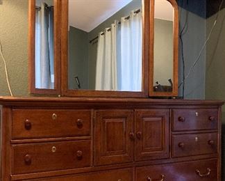 Dresser w 3-Part Mirror
