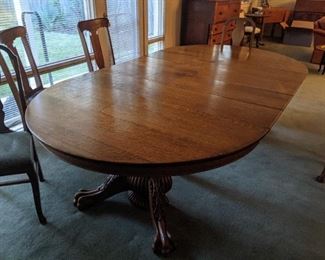 Large oak dining table with 4 leaves