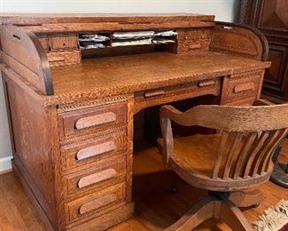 Beautiful American Quarter Sewn Golden Oak, also referred to as "Tiger Oak" roll top desk. Late 1880's or early 1900's manufactured by Standard Furniture Company.