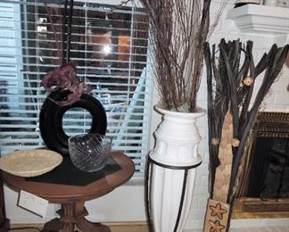 Giant vases and urns and 1980s decor. Set of 2 walnut and slate side tables circa 1960s