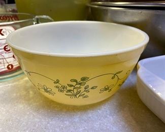 Vintage Shenandoah Pyrex mixing bowl