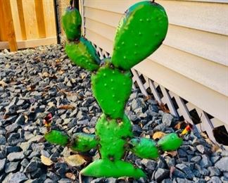 Recycled metal garden cacti
