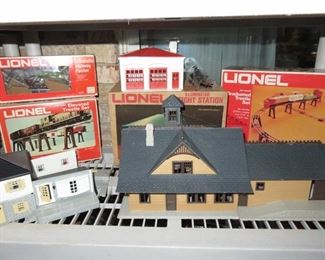 Lionel Train Houses, Tracks & Accessories