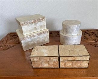 Capiz shell square boxes
Shell-like material round boxes
Mother of Pearl Luke material square hinged boxes
