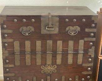 Antique Brass banded Korean Bandaji Tansu wedding chest
Hand made in Korea
36 x 17 x 37