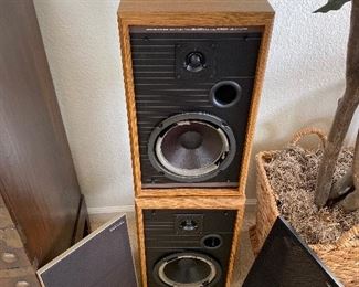 Pair of Vintage American Acoustics
D3550E/4/8 imped./60Hz freq.
resp./42 RMS/84 watts peak power