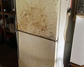 Refrigerator w/freezer up top