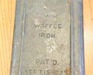 1925 Wagner Ware Sydney O Twin Waffle iron 