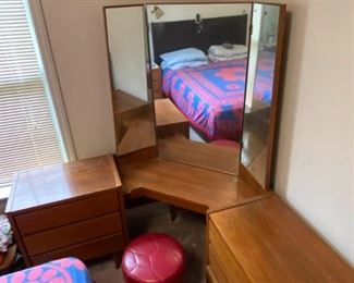 003 Corner Makeup Dresser