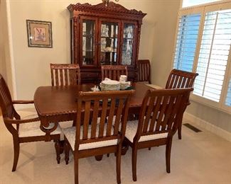 Nice dining room table with 8 chairs, 2 leaves