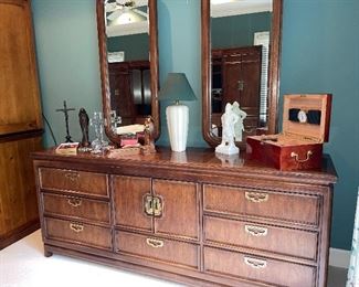 Thomasville 'Mystique' chest of drawers, mirrors