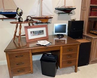 Great glass topped desk  (Jasper)