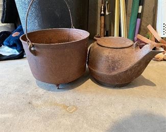 Cast iron kettle, cauldron 