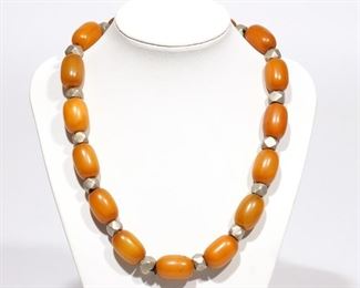 Lot 100 | BUTTERSCOTCH AMBER & SILVER BEADED NECKLACE | A string of 16 oval form amber beads and 16 geometric silver beads; approx. strand l. 18-1/2 in., 119.1g