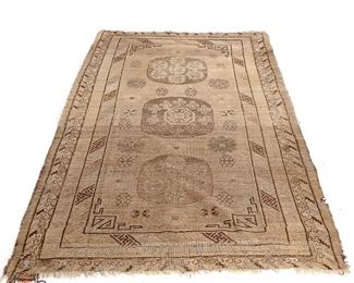 Lot 227 | EARLY 20TH CENTURY OUSHAK TURKISH CARPET | Circa early 1900s or earlier, field with three oval medallions & scattered snowflakes, stylized crabs & flower heads, spandrels with key pattern
h. 9 ft. 8in. w. 5 ft. 7 in.