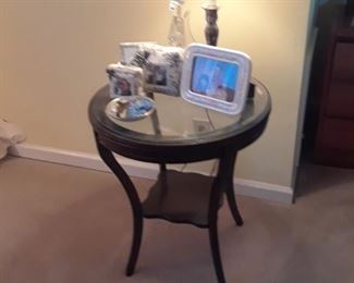 Accent table with glass top insert