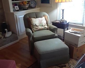 Upholstered arm chair with ottoman