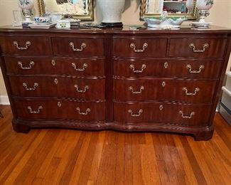 Gorgeous Thomasville Long Mahogany double dresser