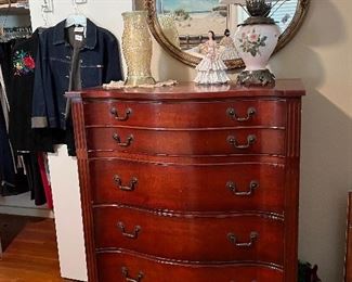 Oval Mirror, Lamp and Thomasville chest of drawers ( finish on top is damaged)