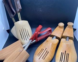 Set of 3 Shoe Form Stretchers Wood Plastic Medium