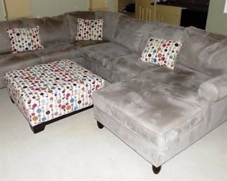 Like New Sectional Sofa w/Ottoman and Pillows