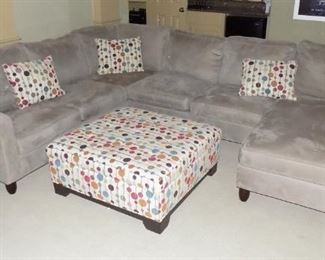 Like New Sectional Sofa w/Ottoman and Pillows