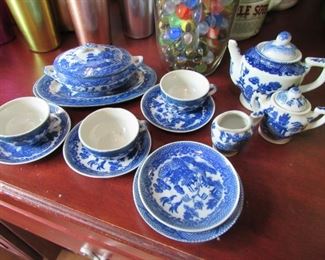 Vintage child's Blue Willow set