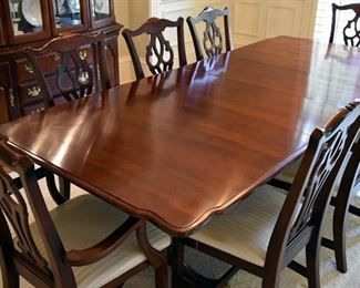Gorgeous dining table. Beautiful finish on table...