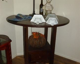 Matching table lamp & neat misc. table