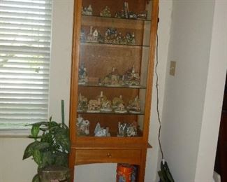 Curio cabinet w/more David Winter Cottages