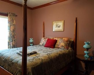 Queen-size poster bed