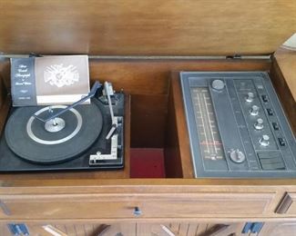 A look inside the GE console stereo