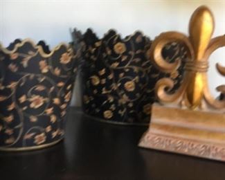 Pair of planters and a fleur de lys