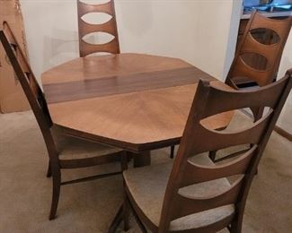 KENT COFFEY TABLE A TOTAL OF 3 LEAVES AND 4 CAT EYE CHAIRS..LOCATION WOODDALE PRICE 1500.00