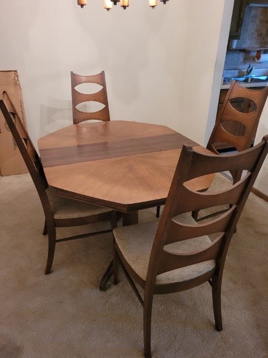KENT COFFEY TABLE A TOTAL OF 3 LEAVES AND 4 CAT EYE CHAIRS..LOCATION WOODDALE PRICE 1500.00