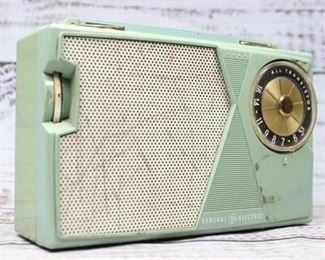 Vintage General Electric 5 Transistor AM Green Radio