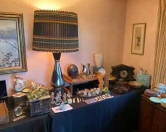 VINTAGE COLLECTIBLES ,  COOL LARGE LAMP