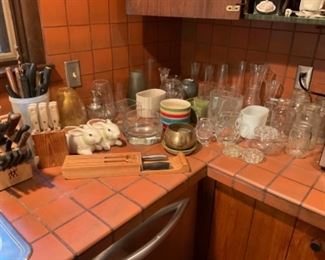 BLOCKS OF KNIVES AND GLASSWARE