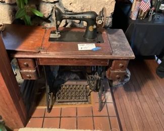 OLD SINGER.  MEG SUE AND DOTS MOMS SEWING MACHINE.  