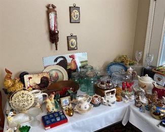 Great rooster/chicken decor, kitchen items, tea pots, and MORE.