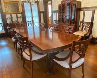 WONDERFUL MAHOGANY DINING TABLE WITH LEAVES AND PADS